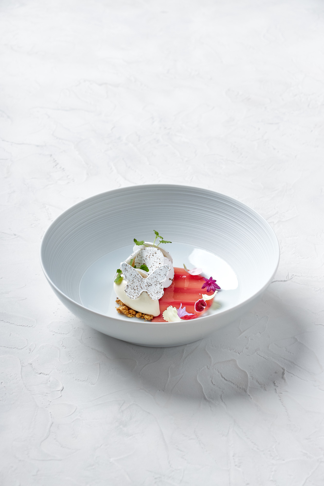 Filigran angerichteter Gang mit aromatischer Sauce im ECCO Ascona