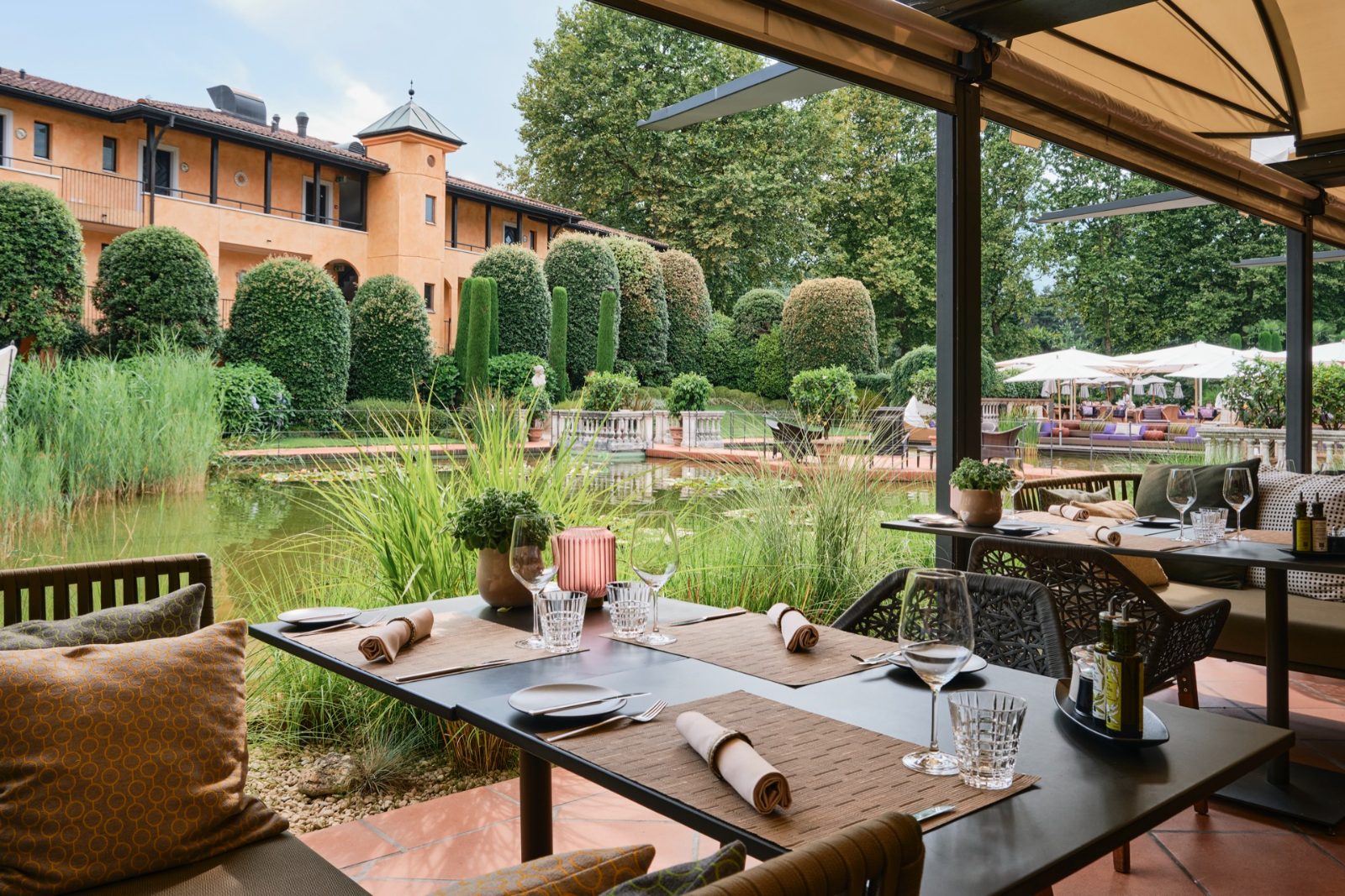Terrasse des ECCO Ascona am Teich im mediterranen Garten des Giardino