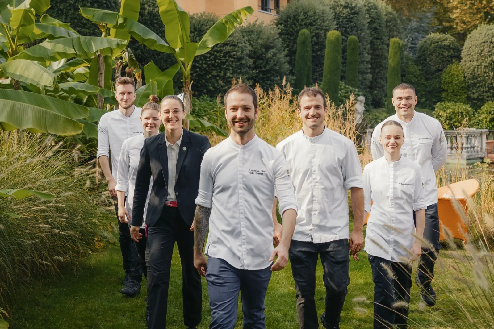 Executive Chef Reto Brändli mit seinem Küchen- und Serviceteam im Garten des Giardino Ascona