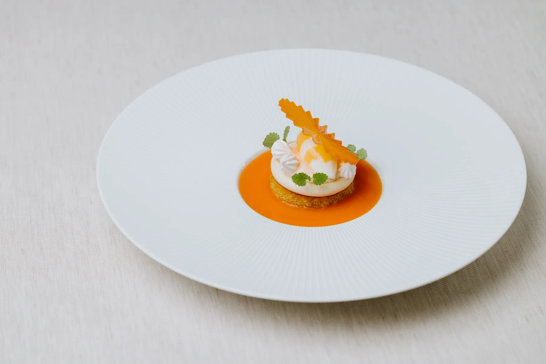 Filigran angerichteter Gang mit aromatischer Sauce im ECCO Ascona